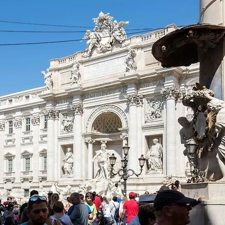 La Finestra Su Fontana Di Trevi - Design & Charme-3